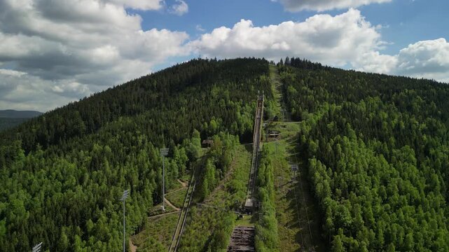 Harrachov - Chechy - miasto w Karkonoszach pięknie położone nagrane dronem z wysokości. Skocznia narciarska mamucia, g&oacute;ry, lasy, piękne widoki