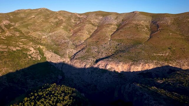 Sierra de Vall D'Ebo en el interior de Alicante , con cauce de rio torrencial entre acantilados enca&ntilde;onados de gran profundidad