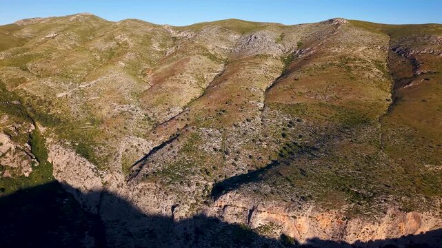 Sierra de Vall D'Ebo en el interior de Alicante , con cauce de rio torrencial entre acantilados enca&ntilde;onados de gran profundidad