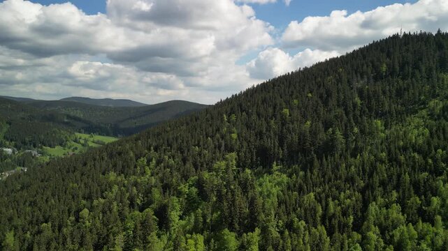 Harrachov - Chechy - miasto w Karkonoszach pięknie położone nagrane dronem z wysokości. Skocznia narciarska mamucia, g&oacute;ry, lasy, piękne widoki