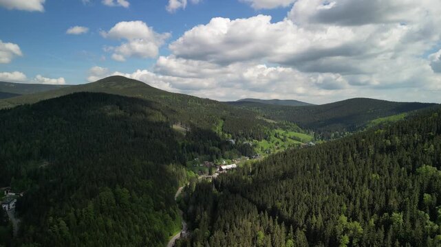 Harrachov - Chechy - miasto w Karkonoszach pięknie położone nagrane dronem z wysokości. Skocznia narciarska mamucia, g&oacute;ry, lasy, piękne widoki