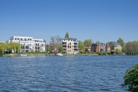 Wohnh&auml;user, Townhouses, Altbauten, Spreepromenade, Hirschgarten, Spree, K&ouml;penick, Bezirk Treptow-K&ouml;penick, Berlin, Deutschland