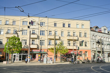 Obraz premium Straßenszene, Wohnhäuser, Wilhelminenhofstraße, Oberschöneweide, Bezirk Treptow-Köpenick, Berlin, Deutschland