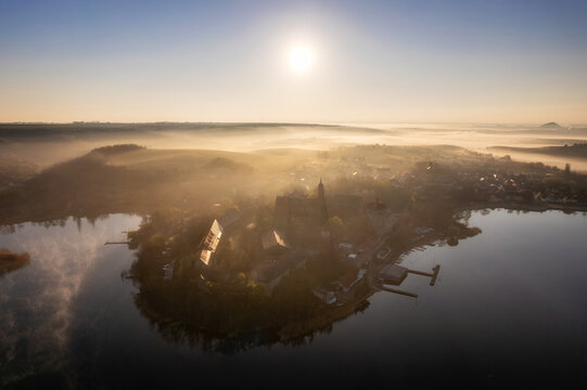 Das Schloss Seeburg am Ufer vom S&uuml;&szlig;en See im Morgennebel