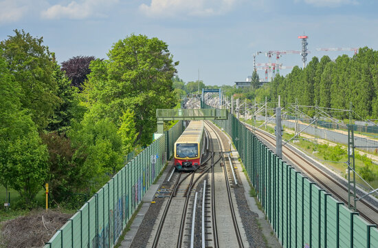S-Bahn, Dresdner-Bahn, Strecke nahe Kamenzer Damm, Mariendorf, Bezirk Tempelhof-Sch&ouml;neberg, Berlin, Deutschland