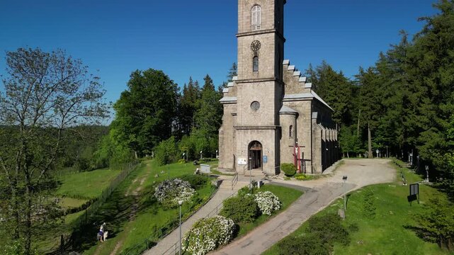 Szklarska Poręba - Polska - kości&oacute;ł i panorama miasta oraz Karkonoszy nagrana dronem z wysokości. G&oacute;ry, lasy, kości&oacute;ł, piękne widoki
