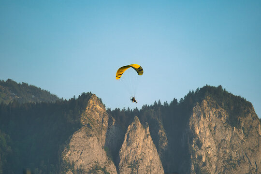 Paramoteur en vol montagne Haute Savoie France 