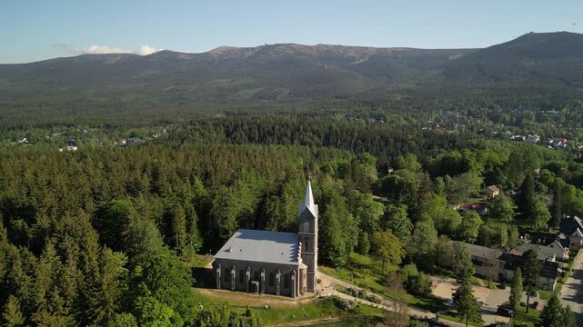 Szklarska Poręba - Polska - kości&oacute;ł i panorama miasta oraz Karkonoszy nagrana dronem z wysokości. G&oacute;ry, lasy, kości&oacute;ł, piękne widoki