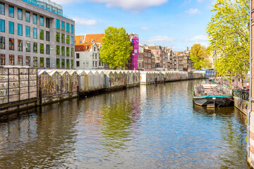 Obraz premium World's only floating flower market (Bloemenmarkt) on Singel canal, Amsterdam, Netherlands