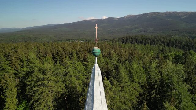 Szklarska Poręba - Polska - kości&oacute;ł i panorama miasta oraz Karkonoszy nagrana dronem z wysokości. G&oacute;ry, lasy, kości&oacute;ł, piękne widoki