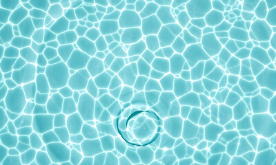 Obraz premium Top-down view of rippling clear turquoise water over white sand with caustic light patterns and organic movement