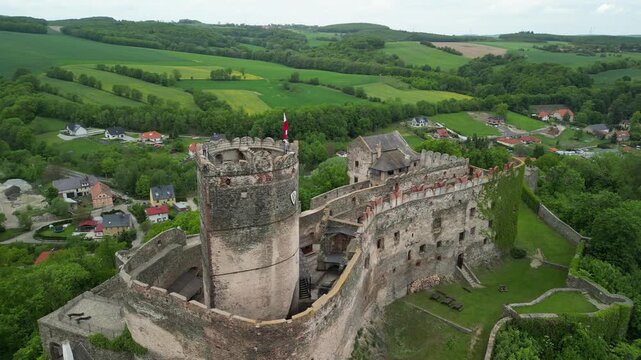 Zamek Bolk&oacute;w - Polska - Pięknie położony zamek na Dolnym Sląsku. Film został nagrany dronem w jakości 4k. Zamek, zielone pola, lasy, g&oacute;ry, miasto pod zamkiem