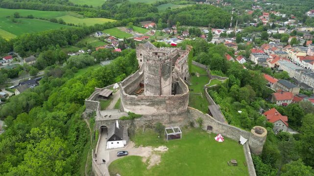 Zamek Bolk&oacute;w - Polska - Pięknie położony zamek na Dolnym Sląsku. Film został nagrany dronem w jakości 4k. Zamek, zielone pola, lasy, g&oacute;ry, miasto pod zamkiem