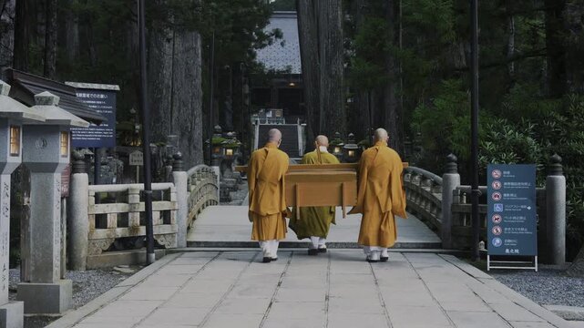 Shōjingū Morning Ritual at Okunoin &mdash; Offering Food to Kūkai at 6 AM in August, Koyasan, Wakayama 空海に食事を届ける儀式「生身供(しょうじんぐ)」和歌山県高野町