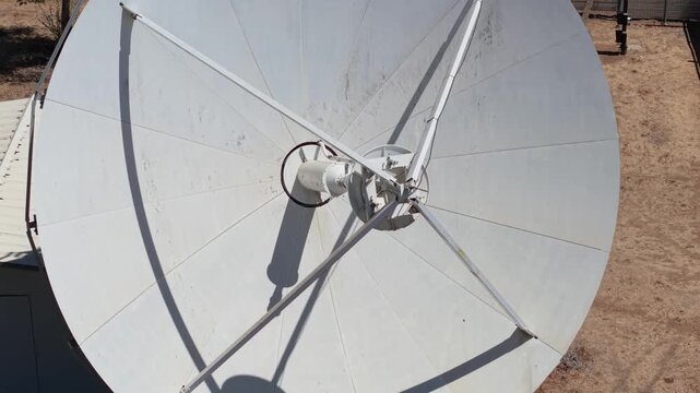 Vista a&eacute;rea antena transmisi&oacute;n televisi&oacute;n datos internet con dron