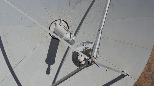 Vista a&eacute;rea antena transmisi&oacute;n televisi&oacute;n datos internet con dron