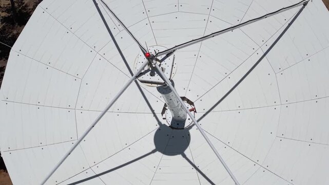 Vista a&eacute;rea antena transmisi&oacute;n televisi&oacute;n datos internet con dron