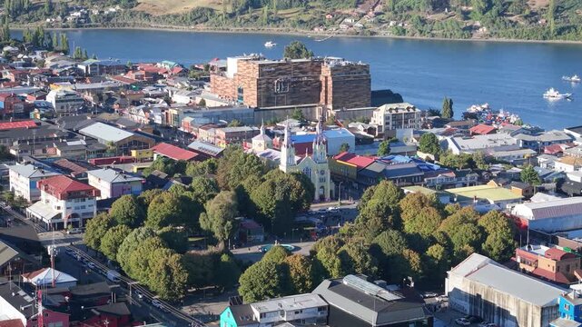 Vista a&eacute;rea plaza de armas Castro, dolly out, tarde soleada con dron