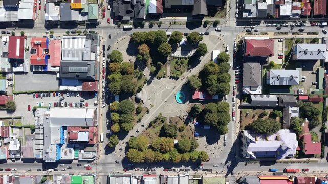 Vista a&eacute;rea plaza de armas de Castro, plano cenital dolly out