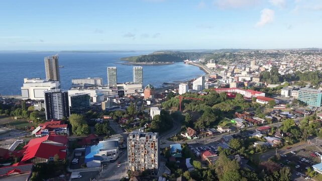 Vista a&eacute;rea puerto montt al amanecer, despejado