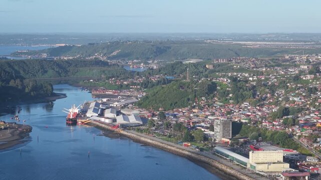 Vista a&eacute;rea puerto montt al amanecer, despejado