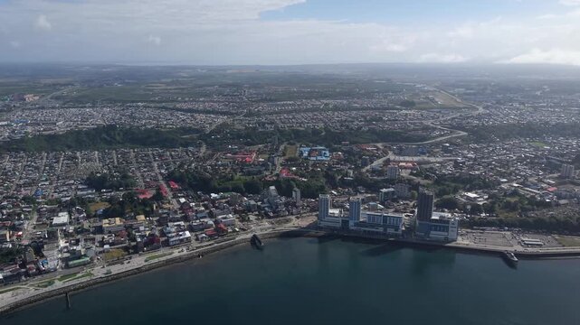 Vista a&eacute;rea puerto montt al amanecer, despejado