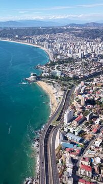 Vista a&eacute;rea de Caleta Abarca, tarde de playa soleada en Vi&ntilde;a del mar