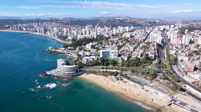 Vista a&eacute;rea de Caleta Abarca, tarde de playa soleada en Vi&ntilde;a del mar