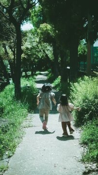 緑の道を走る小さな姉妹