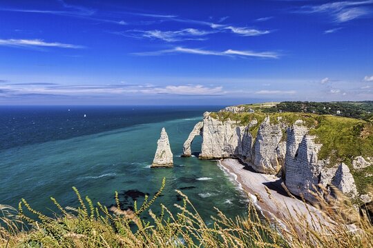 View from above of striking chalk cliffs, rock arch Porte dAval and rock needle Aiguille, Etretat, &Eacute;tretat, Alabaster Coast, English Channel, Seine-Maritime, Normandy, France