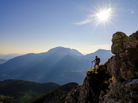 Mountaineers at a vantage point in the Berchtesgaden Alps, in the background Hoher G&ouml;ll, Berchtesgaden National Park, Sch&ouml;nau am K&ouml;nigssee, Berchtesgadener Land, Bavaria, Germany