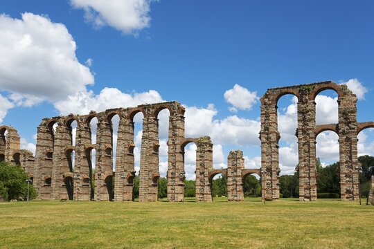 Restaurierte B&ouml;gen eines antiken Aqu&auml;dukts in einer weitl&auml;ufigen, offenen Landschaft, Acueducto de los Milagros, M&eacute;rida, Merida, Badajoz, Extremadura, Spanien
