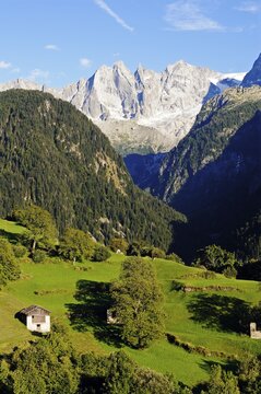 View from the mountain village of Soglio at the Bondasca group with Sciora, Piz Cengalo and Piz Badile, hiking trail Via Bragaglia and Sentiero Panoramico, Val Bregaglia, Bergell Valley, Engadin, Grisons, Graubuenden, Switzerland, Europe