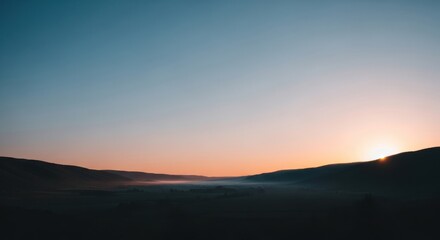 Obraz premium Serene Mountain Landscape at Dawn with Foggy Valley