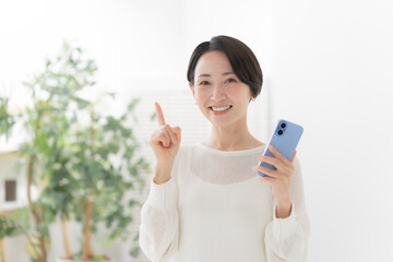 Fototapeta premium 女性 スマートフォン スマホ