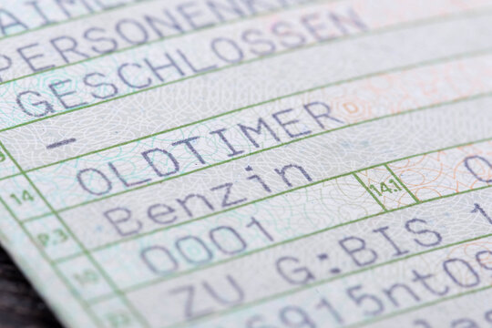 Fahrzeugschein von einem Oldtimer mit H-Kennzeichen