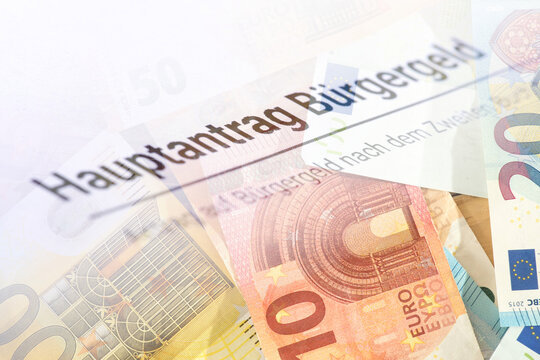 Antrag auf B&uuml;rgergeld in Deutschland und Euro Geldscheine als Symbol f&uuml;r die Sozialleistungen und Kosten f&uuml;r den Staat