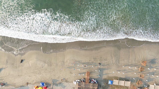 Toma cenital con dron de playa azul con personas