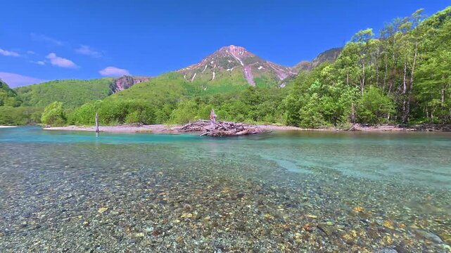 初夏の上高地・梓川の清流と焼岳