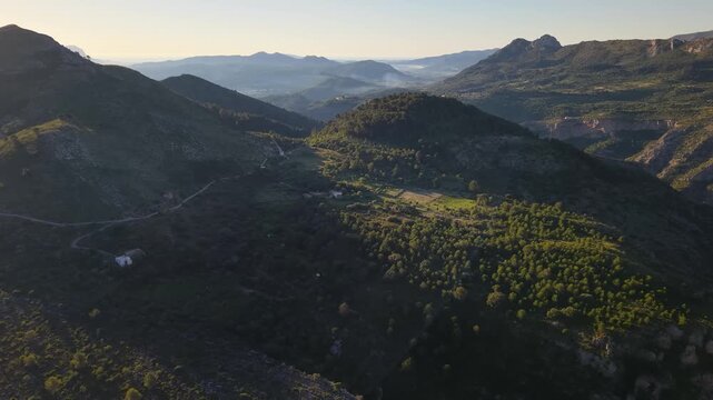 Bosques de pinos y panor&aacute;mica de las monta&ntilde;as del interior de Alicante con bruma matutina en vista cenital.