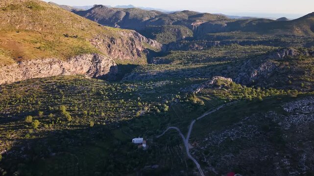 Sierra de Vall D'Ebo en el interior de Alicante , con cauce de rio torrencial entre acantilados enca&ntilde;onados de gran profundidad
