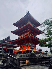 Obraz premium Rainy View of Kiyomizu-dera Pagoda in Kyoto Japan