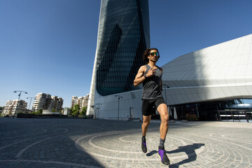 Obraz premium Man running in vibrant urban setting on a sunny day