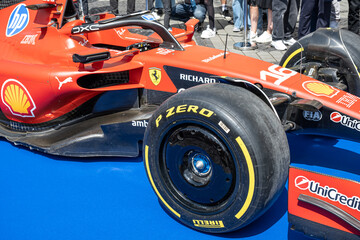 Obraz premium Sibiu, Romania - May 25, 2026 a Ferrari SF-26 Formula 1 car unveiled for the 2026 exhibited in the large square in the city center Sibiu