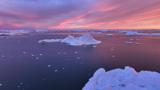 Eisberge in der wundersch&ouml;nen bunten romantischen Mitternachtssonne in Gr&ouml;nland in Ilulissat mit der Drohne aufgenommen