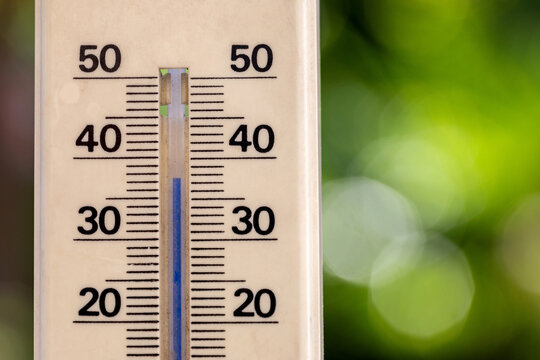 Climat et m&eacute;t&eacute;orologie, hausse des temp&eacute;ratures et vague de chaleur - termom&egrave;tre affichant une temp&eacute;rature de 38 degr&eacute;