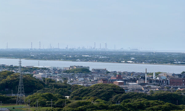 千葉県銚子市から望む利根川越しの工業地帯遠景