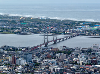 太平洋沿岸に広がる銚子市街と銚子大橋の望遠空撮 © Arakawa27