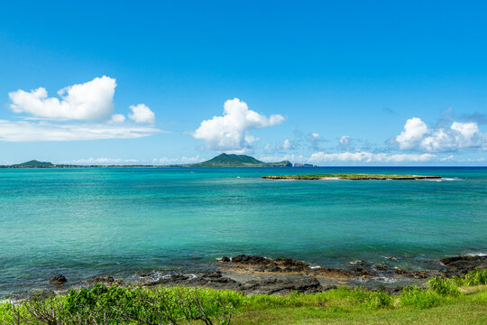 View of the ocean and Mokulua Islands from Lanikai Pillbox trail