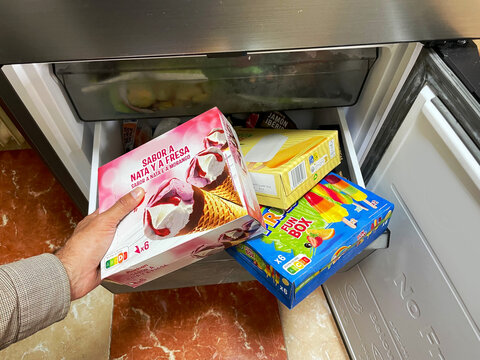 Caja de helados en frigor&iacute;fico congelador ice cream box en caj&oacute;n refrigerador hielo en verano summer refrescar fresh